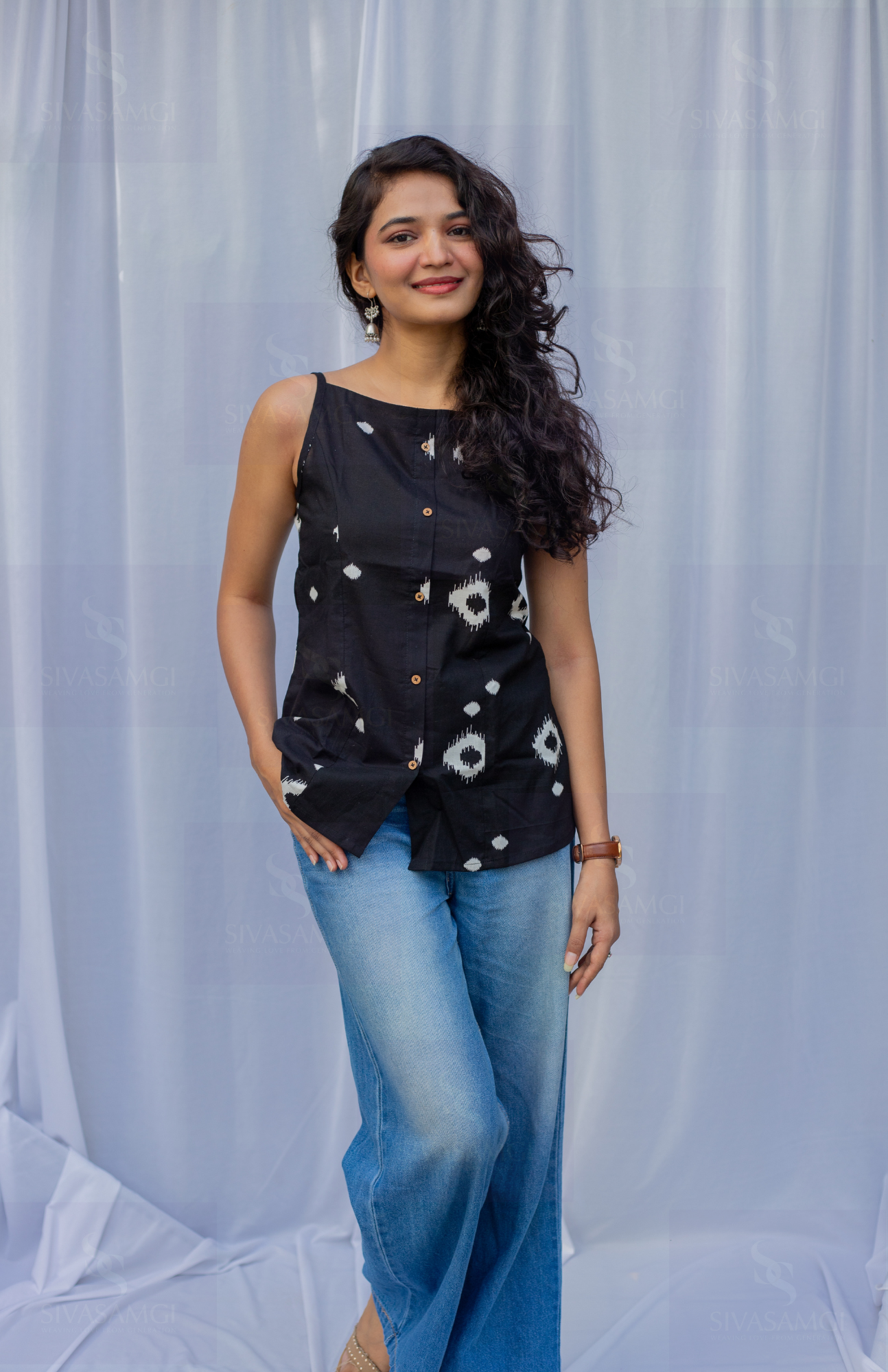 Black sleeveless cotton top for casual outings